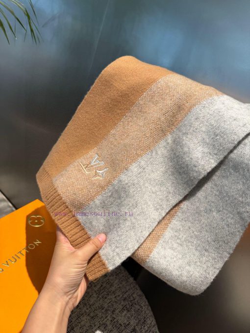 The new knitted scarf of L V2023 has a low-key luxury feel. It is a top-notch, soft and elita9vsxa6f - Image 5