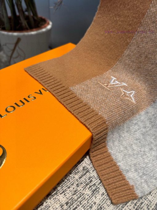 The new knitted scarf of L V2023 has a low-key luxury feel. It is a top-notch, soft and elita9vsxa6f - Image 7