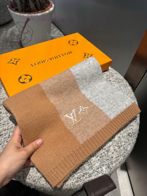 The new knitted scarf of L V2023 has a low-key luxury feel. It is a top-notch, soft and elita9vsxa6f - Image 9