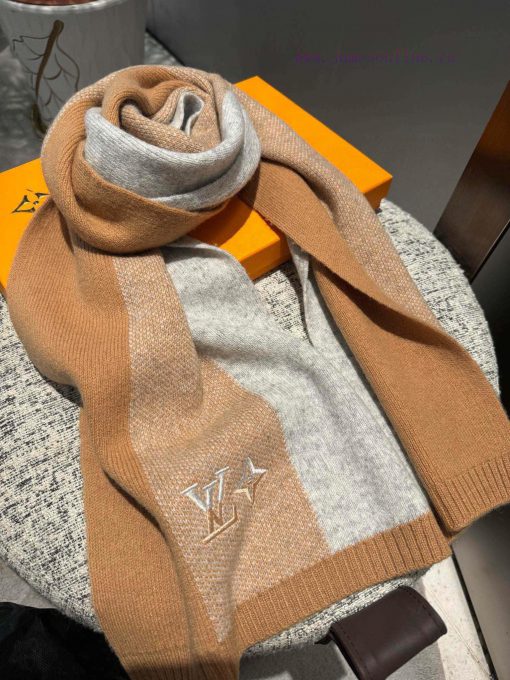 The new knitted scarf of L V2023 has a low-key luxury feel. It is a top-notch, soft and elita9vsxa6f - Image 12