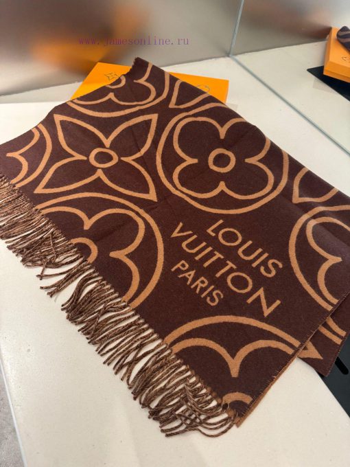 The LV In Bloom scarf presents a large Monogram flower in a wide size, telling the visual co4s6vwhia - Image 3