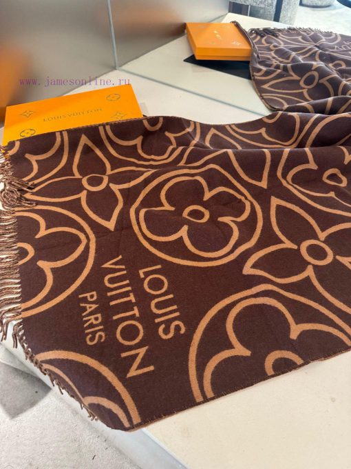 The LV In Bloom scarf presents a large Monogram flower in a wide size, telling the visual co4s6vwhia - Image 5