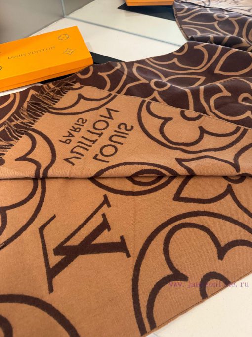 The LV In Bloom scarf presents a large Monogram flower in a wide size, telling the visual co4s6vwhia - Image 6