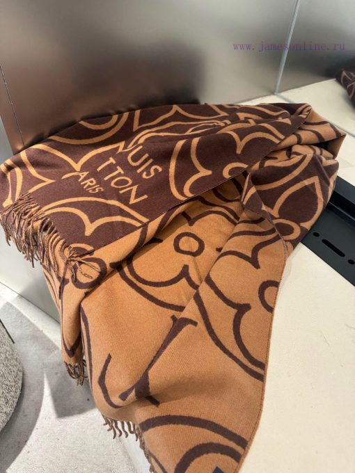 The LV In Bloom scarf presents a large Monogram flower in a wide size, telling the visual co4s6vwhia - Image 7