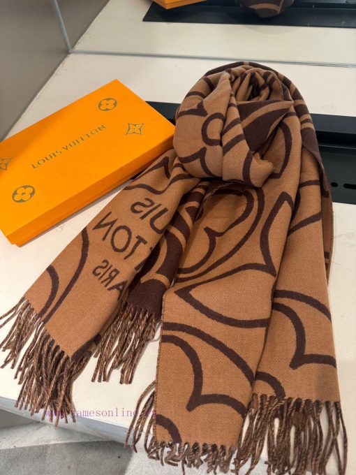 The LV In Bloom scarf presents a large Monogram flower in a wide size, telling the visual co4s6vwhia - Image 8