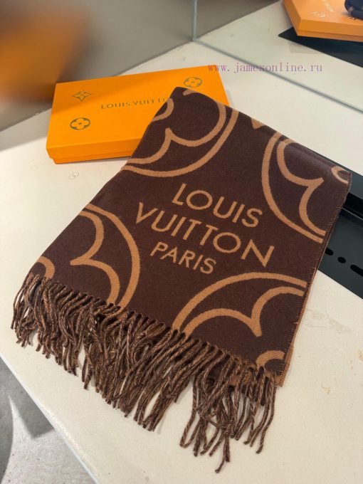 The LV In Bloom scarf presents a large Monogram flower in a wide size, telling the visual co4s6vwhia - Image 12
