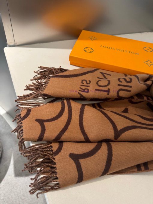 The LV In Bloom scarf presents a large Monogram flower in a wide size, telling the visual co4s6vwhia - Image 17