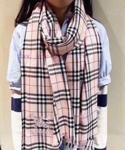 Burberry B's 2023 new product is a genuine and beautiful shawl paired with a warhorse. Wheth8tdc0ndc