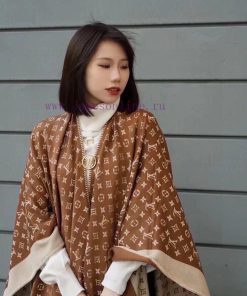 The official website is simultaneously releasing the LV limited edition cape shawl, which isintewudd