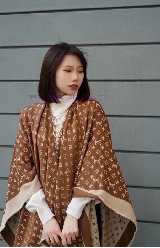 The official website is simultaneously releasing the LV limited edition cape shawl, which isintewudd