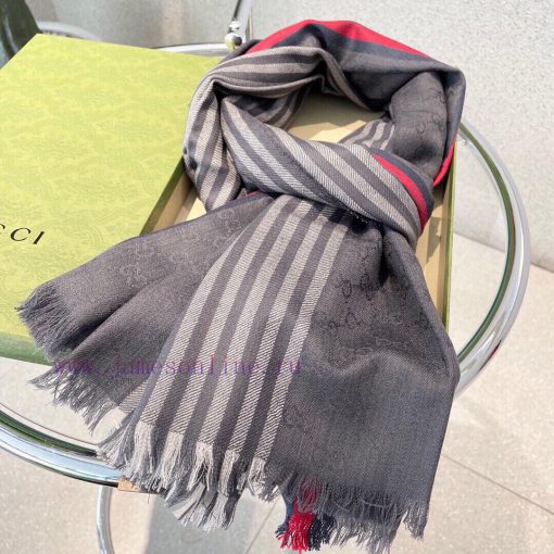 You can see for yourself how much Gucci23 year old things are. This new scarf does not requihhwmlqvz - Image 7