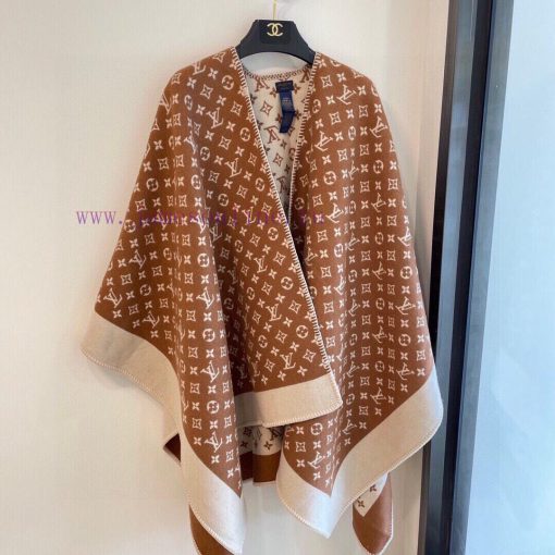 The official website is simultaneously releasing the LV limited edition cape shawl, which isintewudd - Image 4