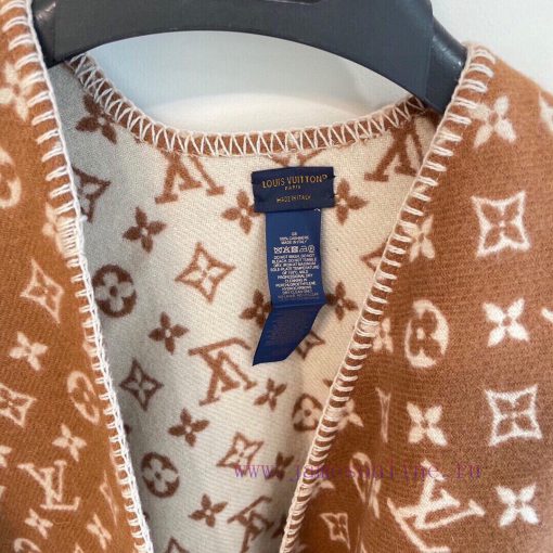 The official website is simultaneously releasing the LV limited edition cape shawl, which isintewudd - Image 5