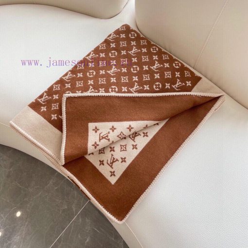 The official website is simultaneously releasing the LV limited edition cape shawl, which isintewudd - Image 12