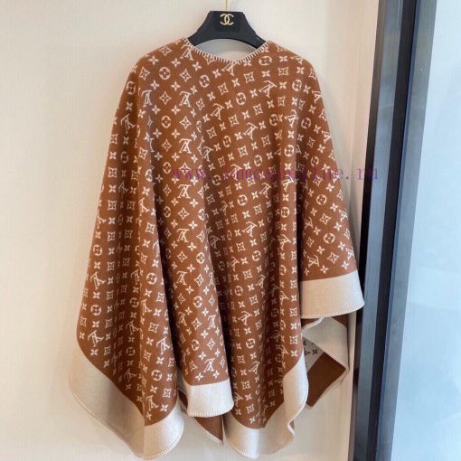 The official website is simultaneously releasing the LV limited edition cape shawl, which isintewudd - Image 15