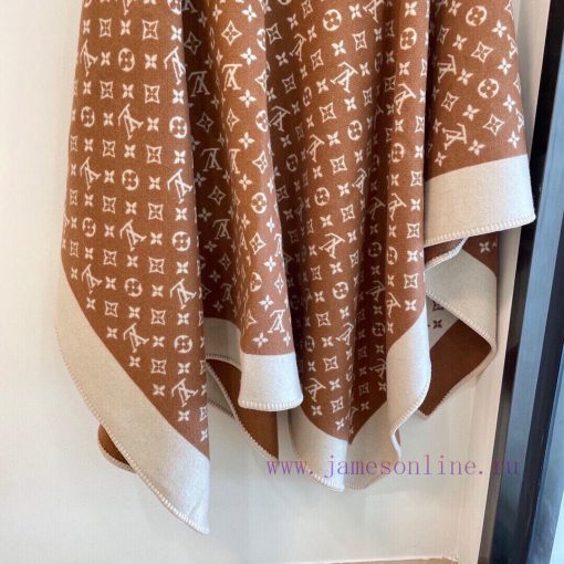 The official website is simultaneously releasing the LV limited edition cape shawl, which isintewudd - Image 16