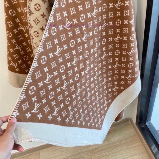 The official website is simultaneously releasing the LV limited edition cape shawl, which isintewudd - Image 19