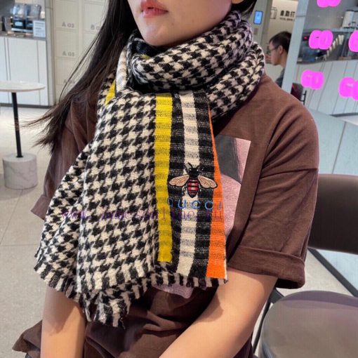 You can see for yourself how much Gucci23 year old things are. This scarf does not require tpmqzrkqx - Image 3