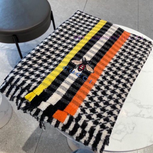 You can see for yourself how much Gucci23 year old things are. This scarf does not require tpmqzrkqx - Image 4