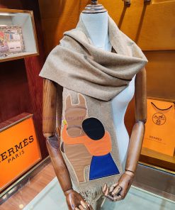 The Hermes Horse Embrace Series Scarf is made of 100% pure cashmere and real silk, with leatwut8gc19