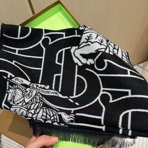Italian made scarf, crafted from a soft blend of wool and cashmere fabric, providing excelle1on6w8z7 - Image 10