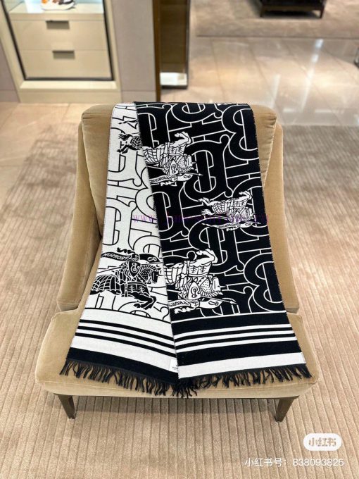Italian made scarf, crafted from a soft blend of wool and cashmere fabric, providing excelle1on6w8z7 - Image 11