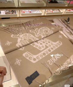 LV's new "LV the Year of the Loong Booking Scarf" is high fashion, refined, fashionable and q8f1nfag