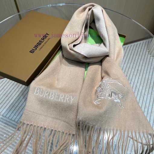 The new Burberry official website's two sided warhorse is a super versatile and versatile ityqh1rqeg - Image 18