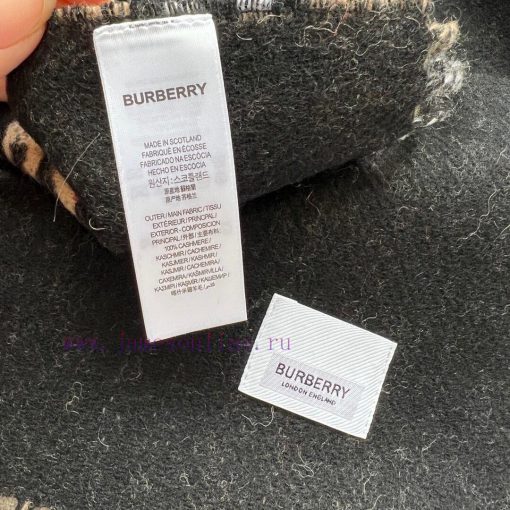 Burberry's new double-sided plaid is amazing. It's beautiful around. It's unforgettable. The8h19dm0c - Image 7