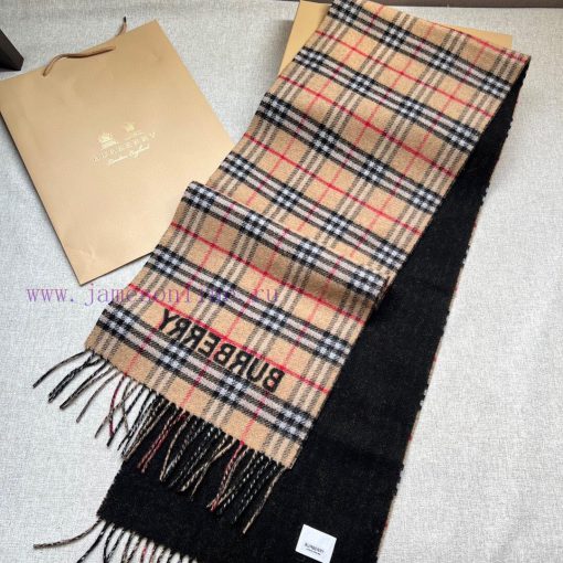 Burberry's new double-sided plaid is amazing. It's beautiful around. It's unforgettable. The8h19dm0c - Image 8