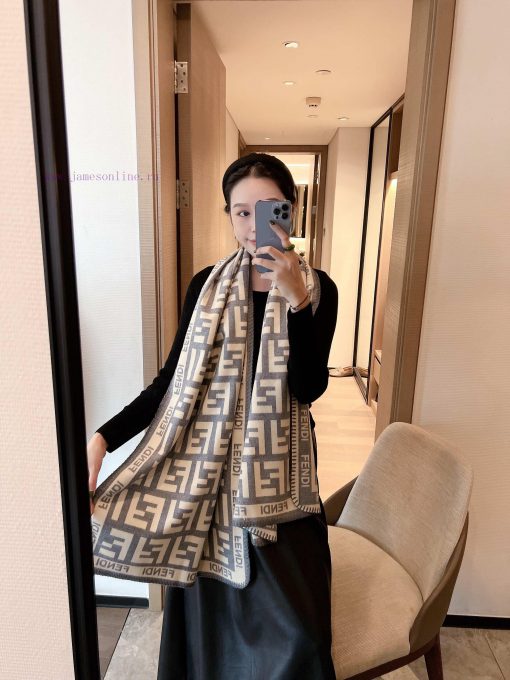 A must-have exquisite triangular needle lock edge Fendi scarf for winterThis is a scarf thatugwgp92x - Image 2