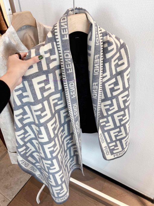 A must-have exquisite triangular needle lock edge Fendi scarf for winterThis is a scarf thatugwgp92x - Image 3