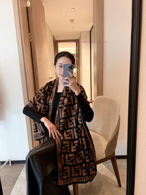A must-have exquisite triangular needle lock edge Fendi scarf for winterThis is a scarf thatugwgp92x - Image 5