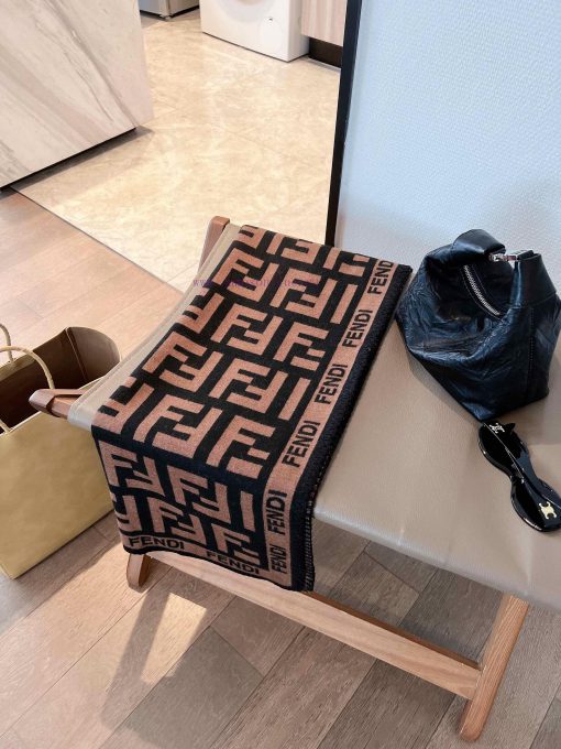 A must-have exquisite triangular needle lock edge Fendi scarf for winterThis is a scarf thatugwgp92x - Image 6