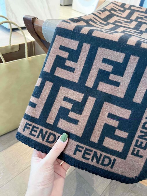 A must-have exquisite triangular needle lock edge Fendi scarf for winterThis is a scarf thatugwgp92x - Image 7