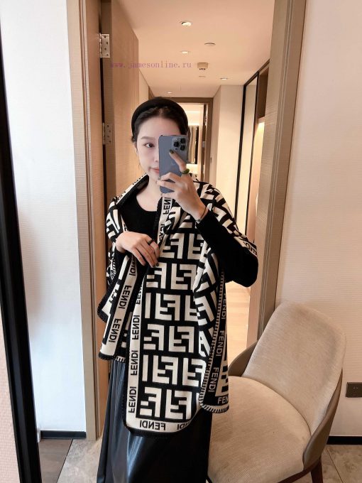 A must-have exquisite triangular needle lock edge Fendi scarf for winterThis is a scarf thatugwgp92x - Image 8