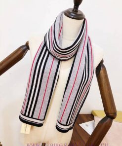 Burberry men's wool knitting is super weighty. Any man can handle it, whether it's a suit or0i8r4d2s