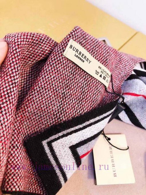 Burberry men's wool knitting is super weighty. Any man can handle it, whether it's a suit or0i8r4d2s - Image 6
