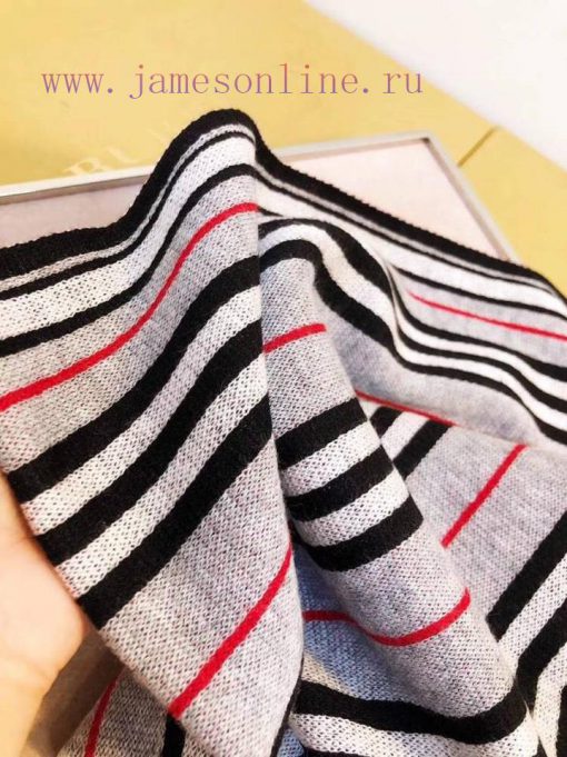 Burberry men's wool knitting is super weighty. Any man can handle it, whether it's a suit or0i8r4d2s - Image 7