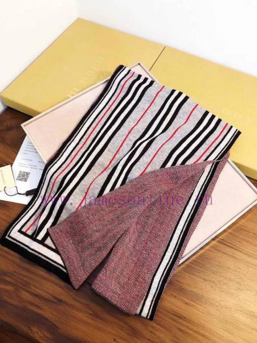 Burberry men's wool knitting is super weighty. Any man can handle it, whether it's a suit or0i8r4d2s - Image 8