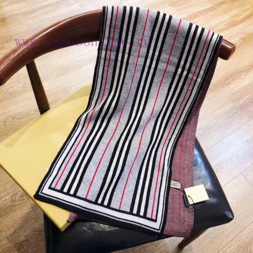 Burberry men's wool knitting is super weighty. Any man can handle it, whether it's a suit or0i8r4d2s - Image 10