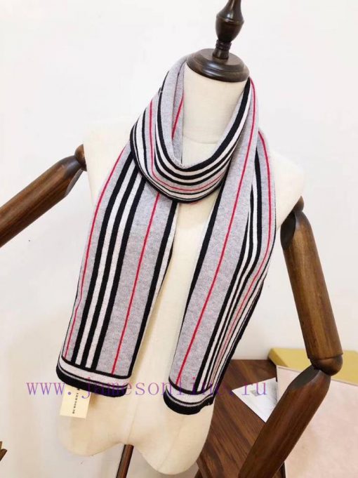 Burberry men's wool knitting is super weighty. Any man can handle it, whether it's a suit or0i8r4d2s - Image 11