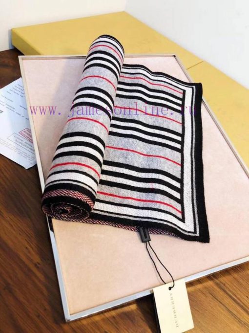Burberry men's wool knitting is super weighty. Any man can handle it, whether it's a suit or0i8r4d2s - Image 14