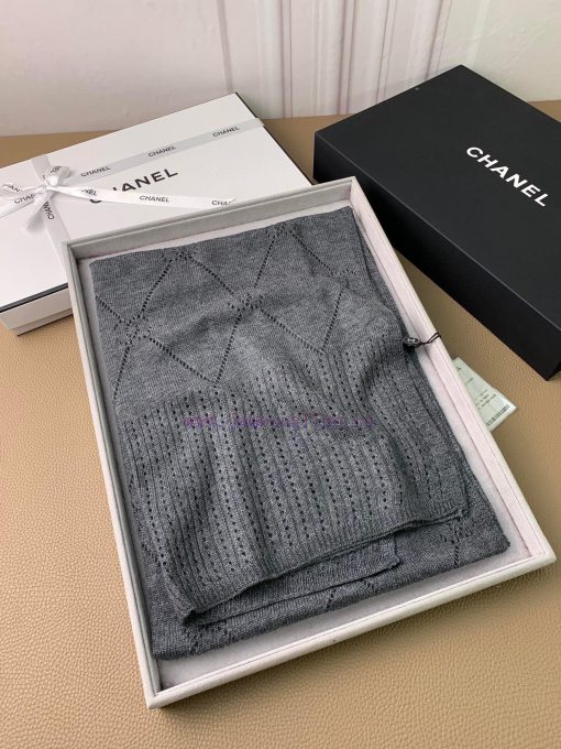 C's new collection of hollow knitted cashmere scarves is coming, exuding a bohemian style. To0d1sq0l