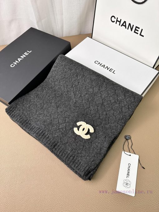 The new double C hollow diamond grid patterned cashmere shawl from C family is truly exquisi0bqm86m3 - Image 11
