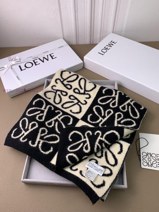Loewe's new knitted scarf exudes a low-key luxury, exquisite softness, and elite level of fazy357akr - Image 3