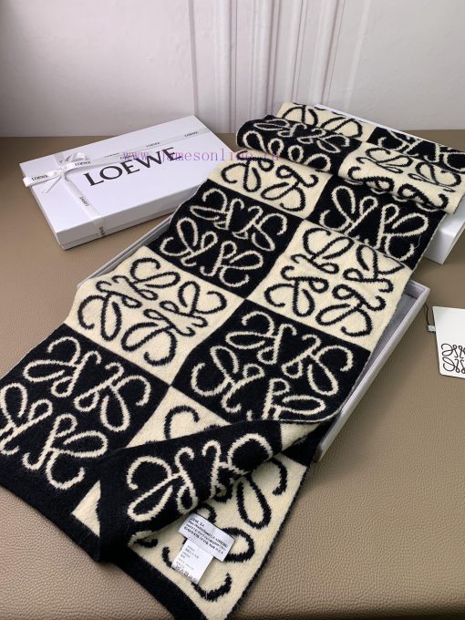 Loewe's new knitted scarf exudes a low-key luxury, exquisite softness, and elite level of fazy357akr - Image 5
