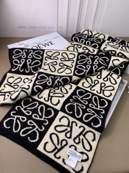 Loewe's new knitted scarf exudes a low-key luxury, exquisite softness, and elite level of fazy357akr - Image 6