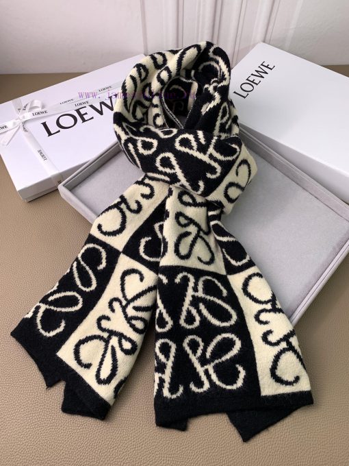 Loewe's new knitted scarf exudes a low-key luxury, exquisite softness, and elite level of fazy357akr - Image 8