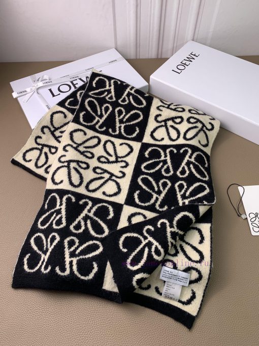 Loewe's new knitted scarf exudes a low-key luxury, exquisite softness, and elite level of fazy357akr - Image 13
